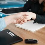 cliente e consulente che si accordano sull acquisto