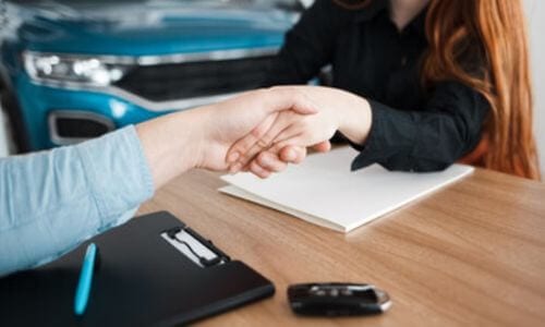 cliente e consulente che si accordano sull acquisto