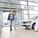 clienti che entrano in autosalone roma per scegliere la propria auto