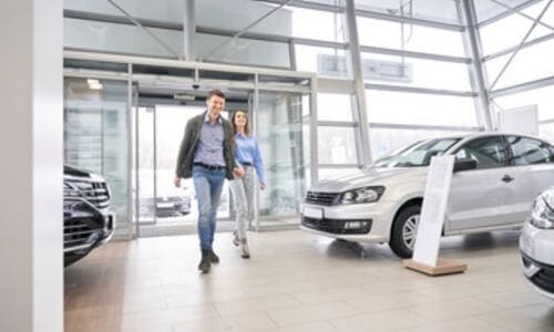 clienti che entrano in autosalone roma per scegliere la propria auto