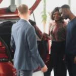 consulente auto che mostra a clienti l interno di una vettura