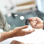 cliente che ha appena preso le chiavi dell'auto che ha acquistato da autosaloni roma