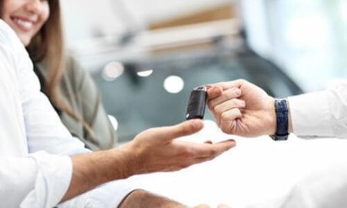 cliente che ha appena preso le chiavi dell'auto che ha acquistato da autosaloni roma
