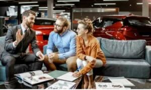 clienti che parlano con un cosulente di autosalone roma per la scelta della vettura
